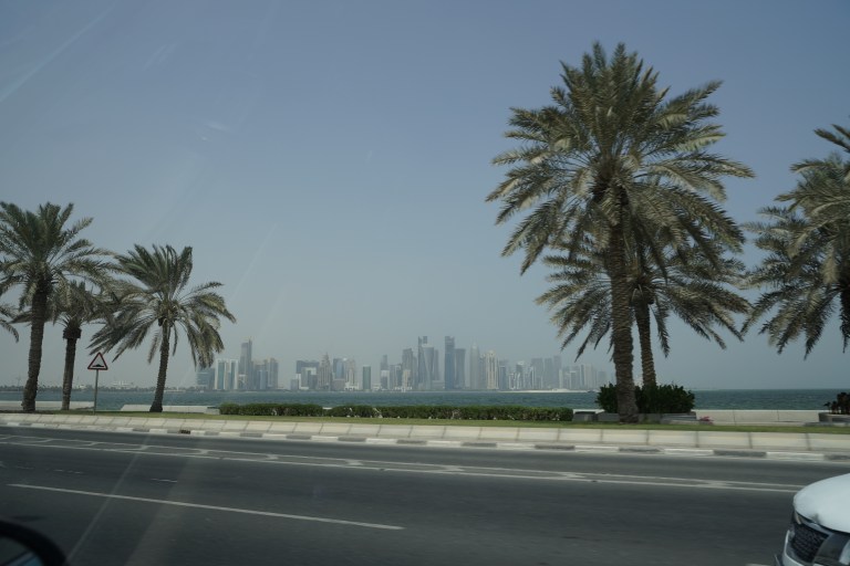 Her er et bilde tatt fra den gamle delen av Doha mot den nye. Vårt hotell ligger til venstre ide nye bydelen.