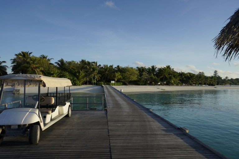 Brygga der sjøflyet landet og hotellet vårt ligger inne på stranden.