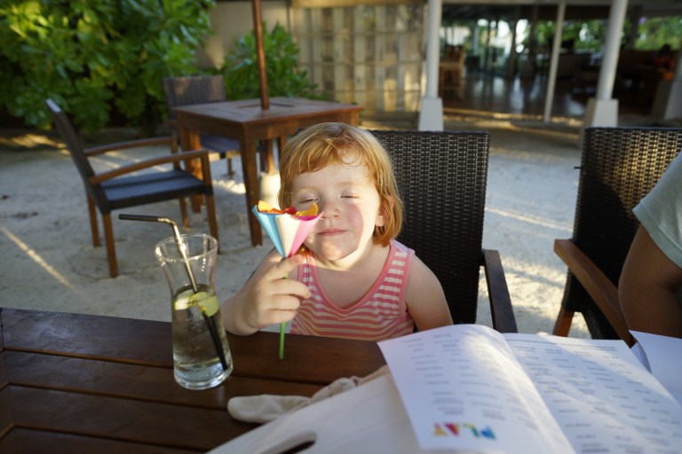 En papirblomst fra barneklubben på hotellet. I morgen blenjeg invitert til å lage pizza.