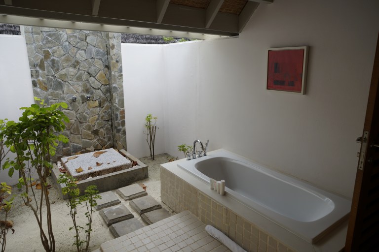 Her er badet vårt. Det er ikke  noe tak på utedusjen!