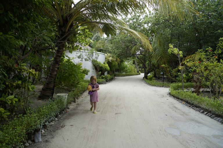 På vei til frokost. Hvis vi ikke har lyst til å gå kan vi hoppe på små elektriske "busser" som stadig kjører forbi.