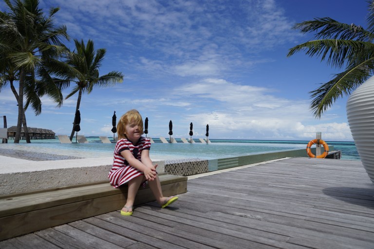 Her sitter jeg ved det bassenget som er lengst unna hytta vår.