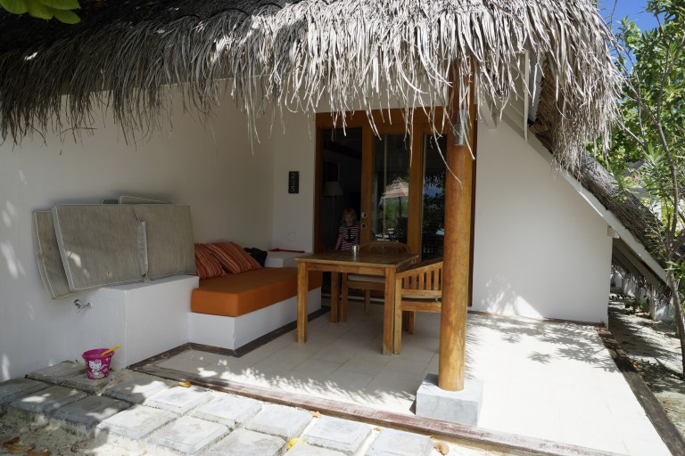 Her er hytta vår. Den ligger rett på stranden.