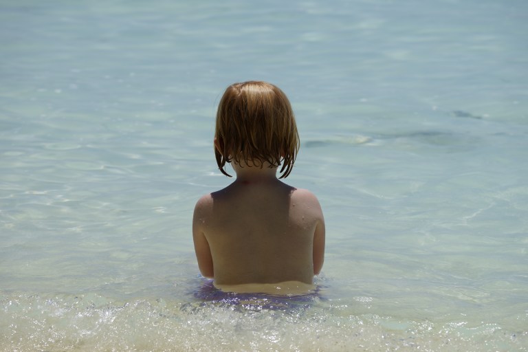 Koser meg ute i vannet. Vannet er veldig varmt og deilig - kan bade hele tiden!