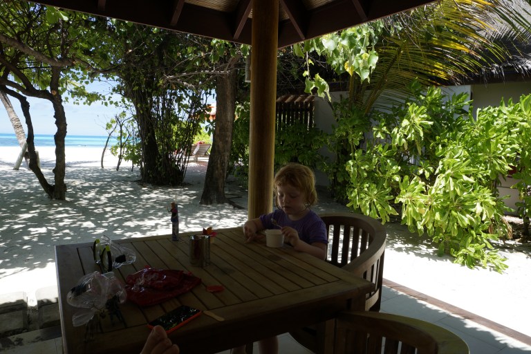 Her har vi vært nede og hentet is i kiosken. Det var over to timer siden forrige is, så da var det på tide med en ny!