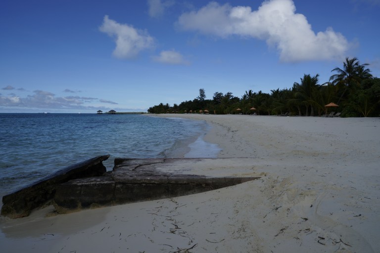 Den nye hytta vår ligger et lite stykke fra brygga som ses i det fjerne.