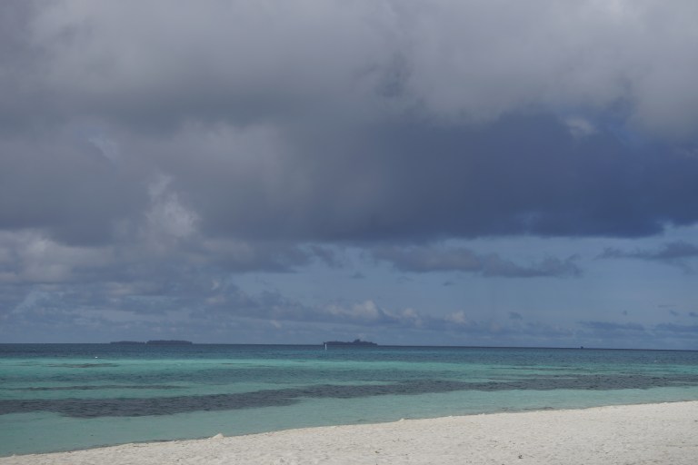 Været på Maldivene skifter fort. Her er et regnvær som kom over en av naboøyene, men vi hadde sol i hele dag.