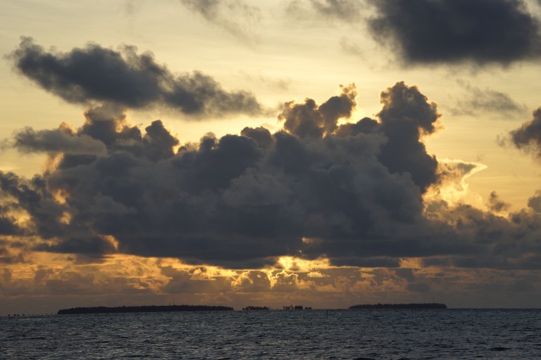 Fra den nye hytta kan vi se solnedgangen og flere av de andre øyene i atollen (Sør-Ari Atoll)