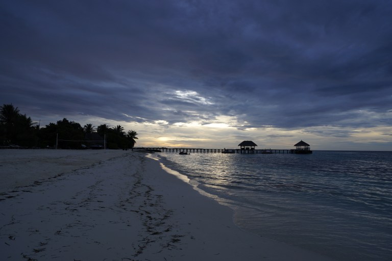 Solen er igjen på vei ned over Maldivene...