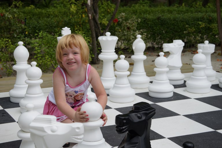 Prøver å lære meg reglene for sjakk. De er vanskelige!