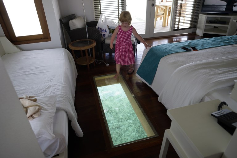 Den nye hytta vår har glassgulv så vi kan se fiskene under hytta.