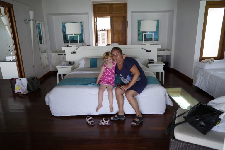 Fra sengen ser vi rett ut på havet.