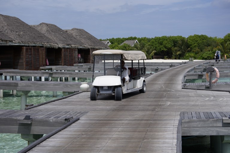 De har mange forskjellige buggy'er på øya. Dette er en koffert-buggy som henter og leverer bagasjen til gjester.