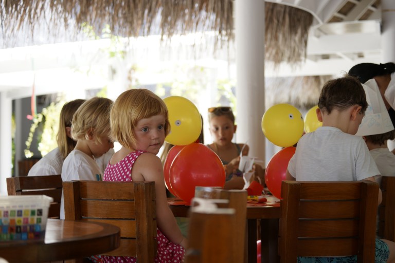 Vi laget kyllinger av ballonger i kids club.