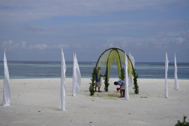 Noen skulle gifte seg på stranda og her pyntet de.