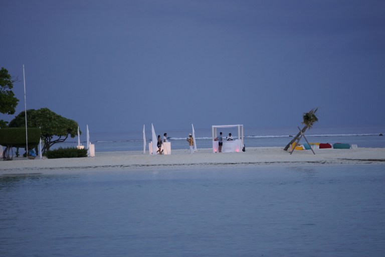 Nå vi skulle ut og spise middag var det noe annet som skjedde inne på stranda. Vi hørte musikk og så pyntede bord.