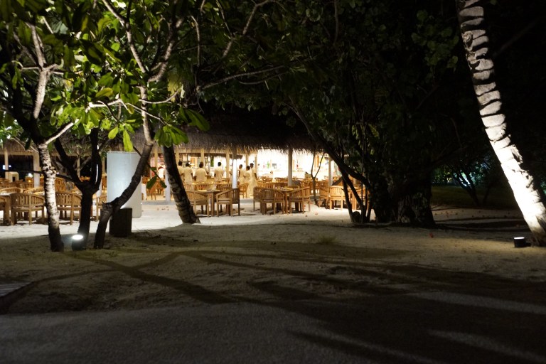 Før restauranten åpner snakker servitørene og kokkene sammen.