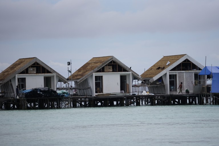 Her er de nye hyttene de bygger på den andre siden av øya. De står også ute i vannet.