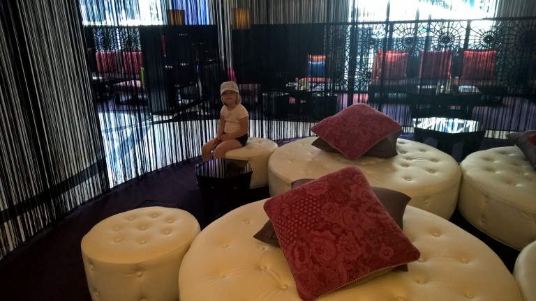 Her sitter jeg og venter i hotellobby'en på at vi skal ut en tur.