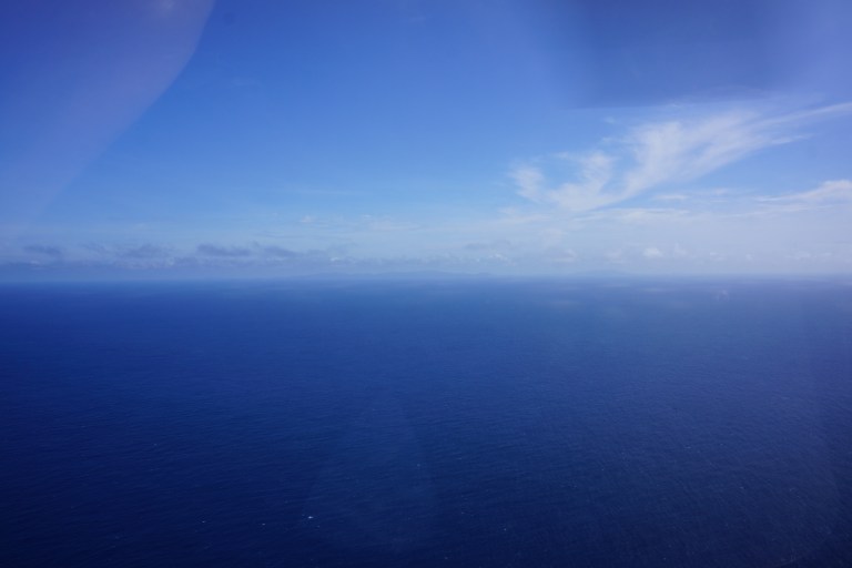 Blått hav så langt vi kan se, men i det fjerne skimtes La Digue.