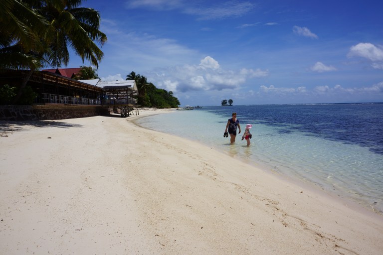 Et par minutter fra hytta ligger vår nærmeste strand.