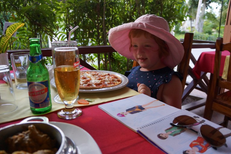 Pizza på restaurant til middag.