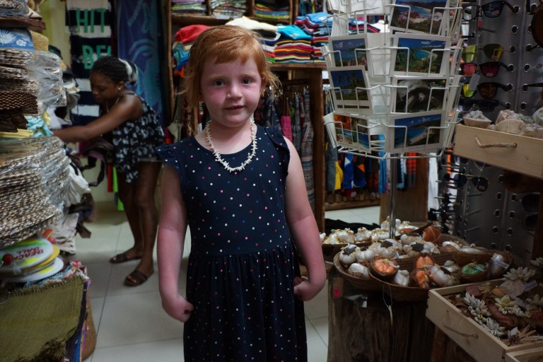 Prøver et nytt smykke.