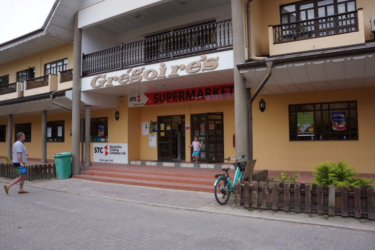 Her er vårt lokale supermarked, hvor de har vaniljemelk.