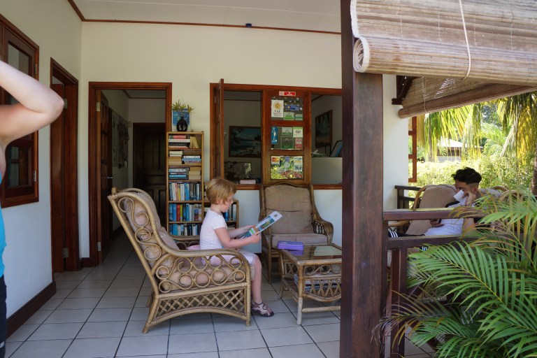 Resepsjonen på Fleur de Lys mens vi venter på ferje til Praslin.