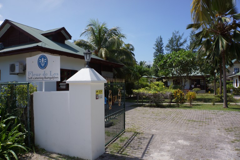 Porten inn til Fleur de Lys.