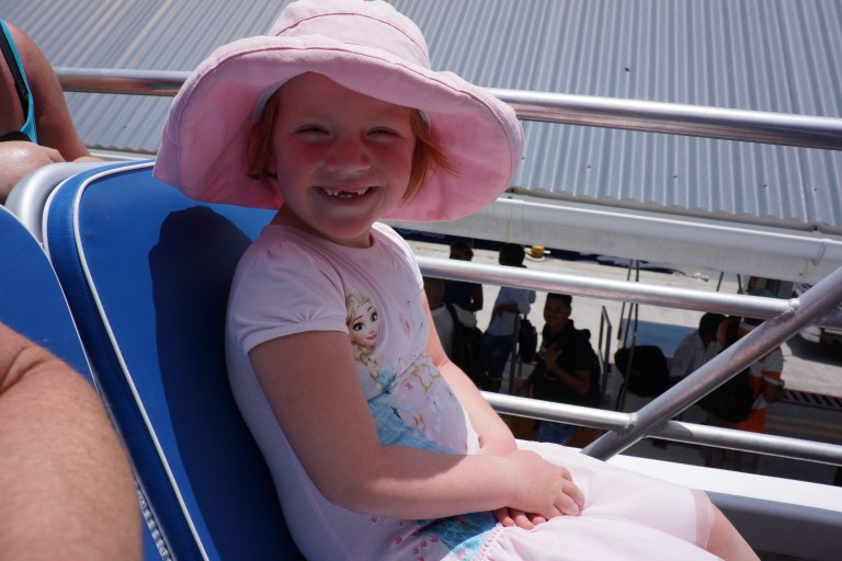 Vi sitter på taken under overfarten til Praslin.