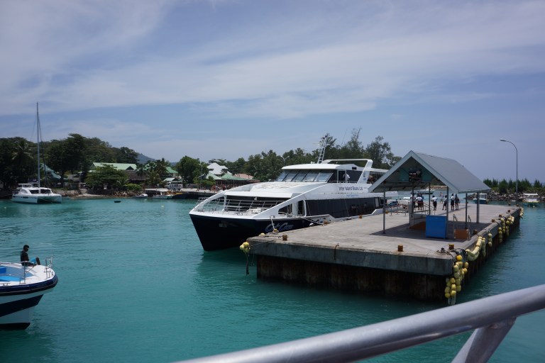 Her kjører vi ut fra kaia på La Digue. Den andre båten skal til Mahé.
