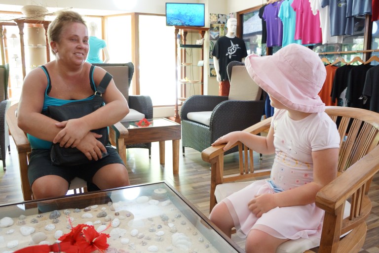 Vi venter i resepsjonen på hotellet.