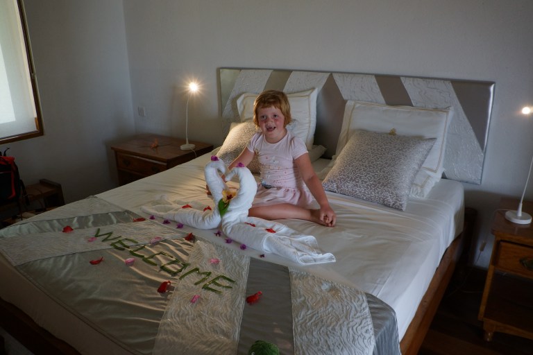 På sengen har de skrevet velkommen og laget hjerte-svaner.