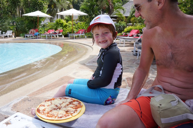 Pizza på basseng-kanten.