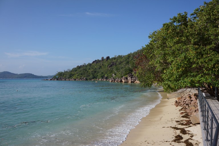 Stranden rett nedenfor hotellet.