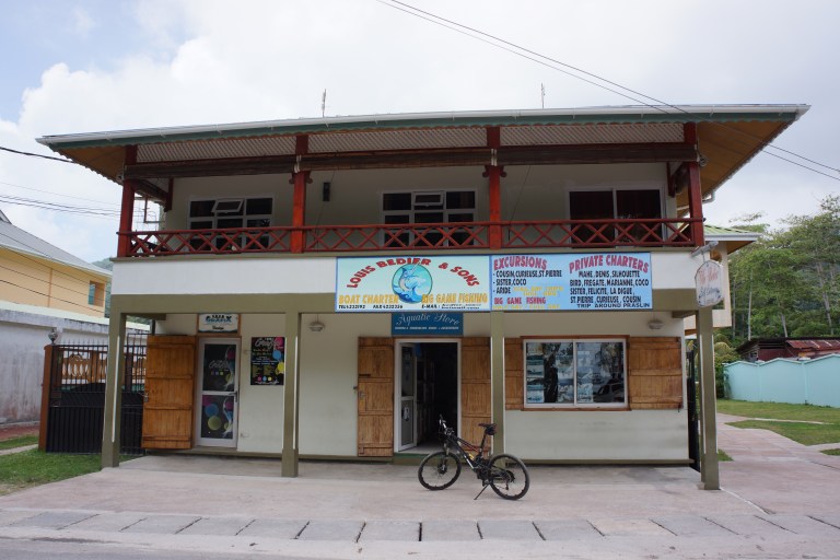 Et typisk maldivisk hus, med butikk i første etasje.