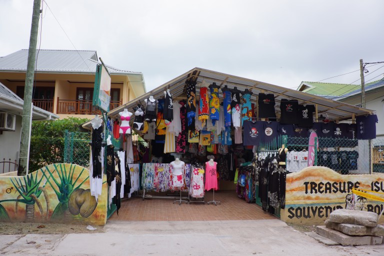 De selger masse fine klær overalt på Praslin, som f.eks. her i denne butikken.