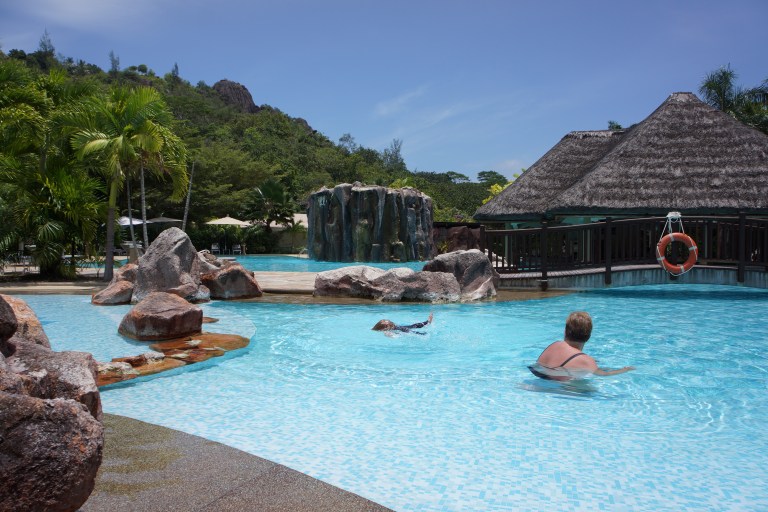 Bassenget består av flere deler, og det er et lite fossefall fra steinene i bakgrunnen. Jeg øver på å svømme - under vann.