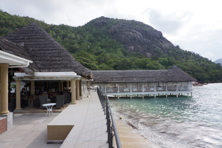 Hotellets restaurant ligger på en brygge som fisken svømmer under.