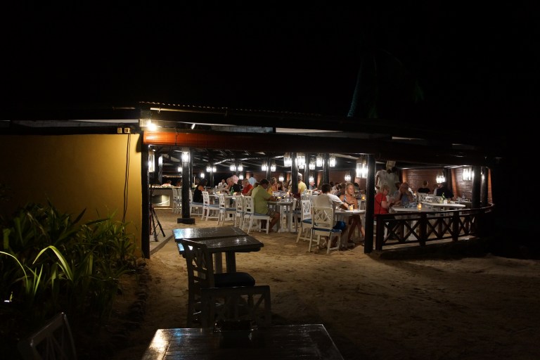 Restauranten med buffet og live musikk.