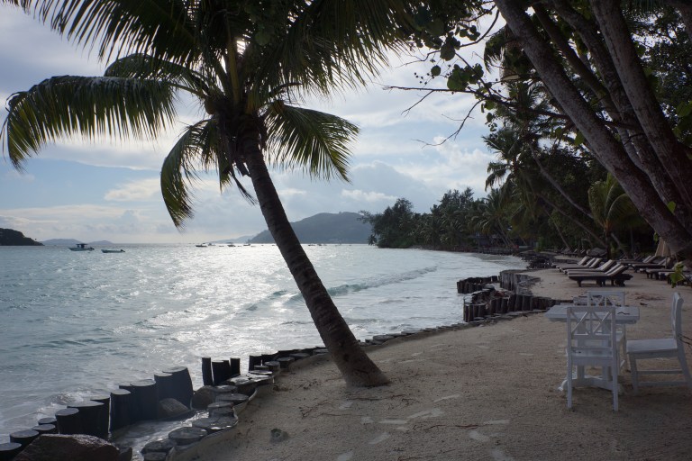 På ettermiddagene er det høyvann og da slår vannet opp til solsengene.
