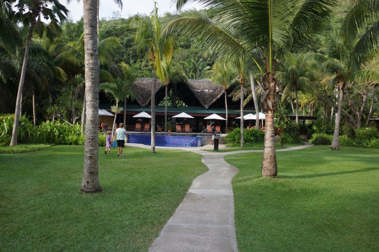 På vei til frokost. Hotellet har to basseng - ett for barn og ett for voksne.