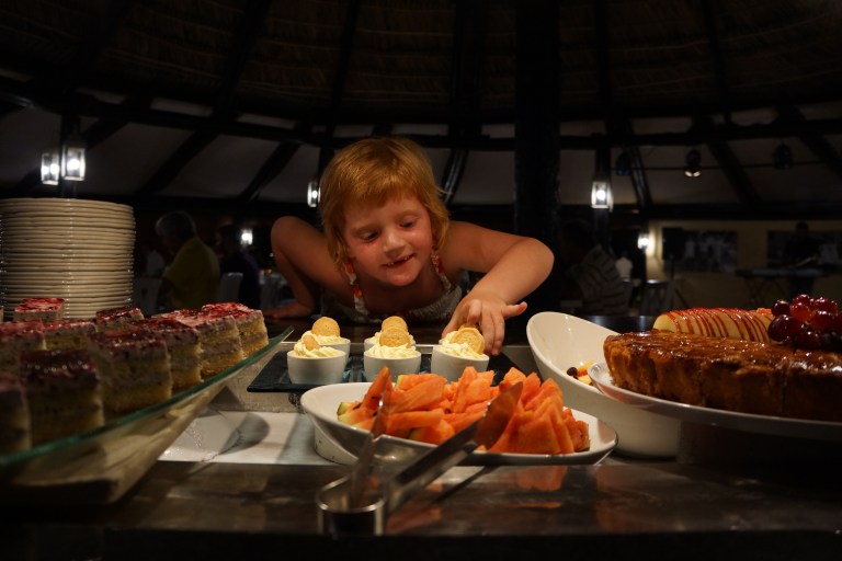 Jeg sniker meg til en kake.