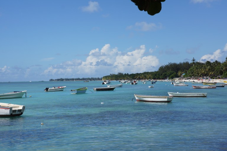 Den lille båthavna utenfor Trou aux Biches