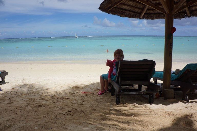 Slapper av i solsengen