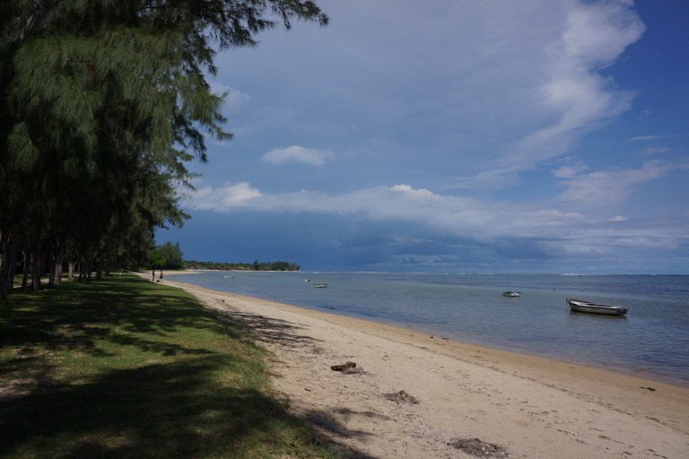 Fra den offentlige stranden og mot Tamassa