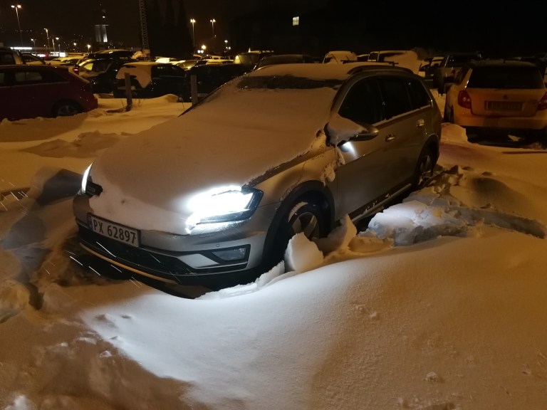 Masse snø på bilen